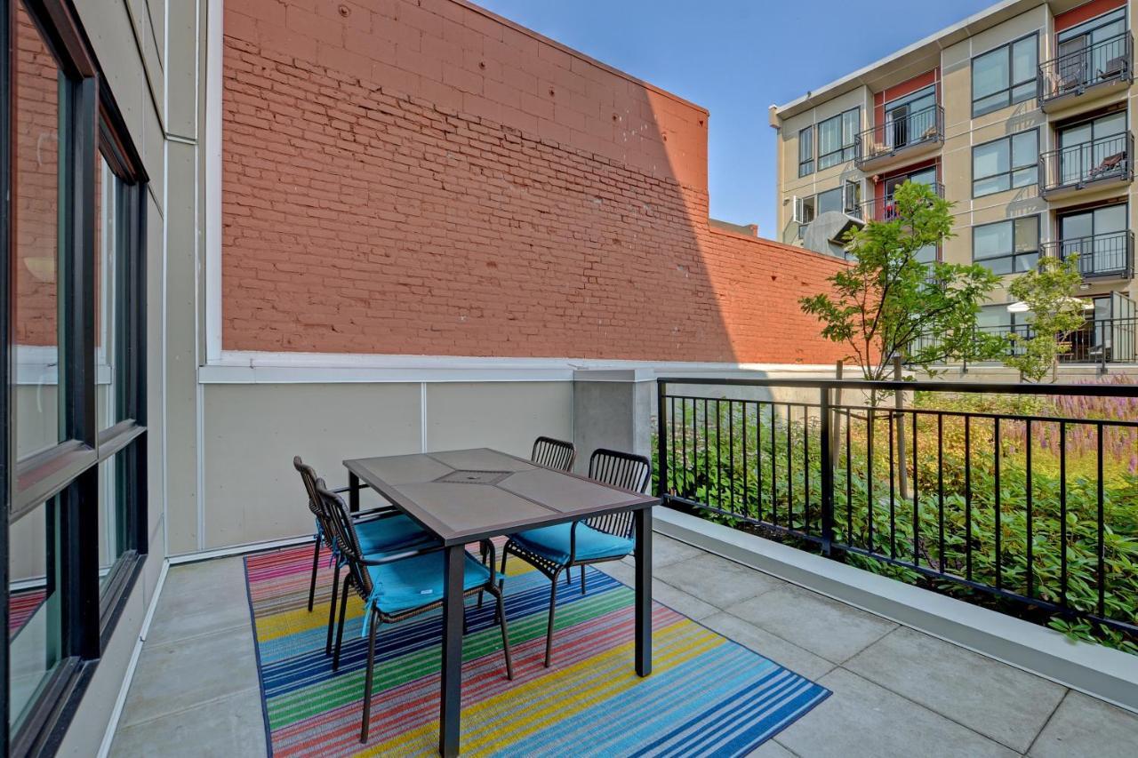 Gorgeous Old Town Condo With Patio And Parking! วิกตอเรีย ภายนอก รูปภาพ